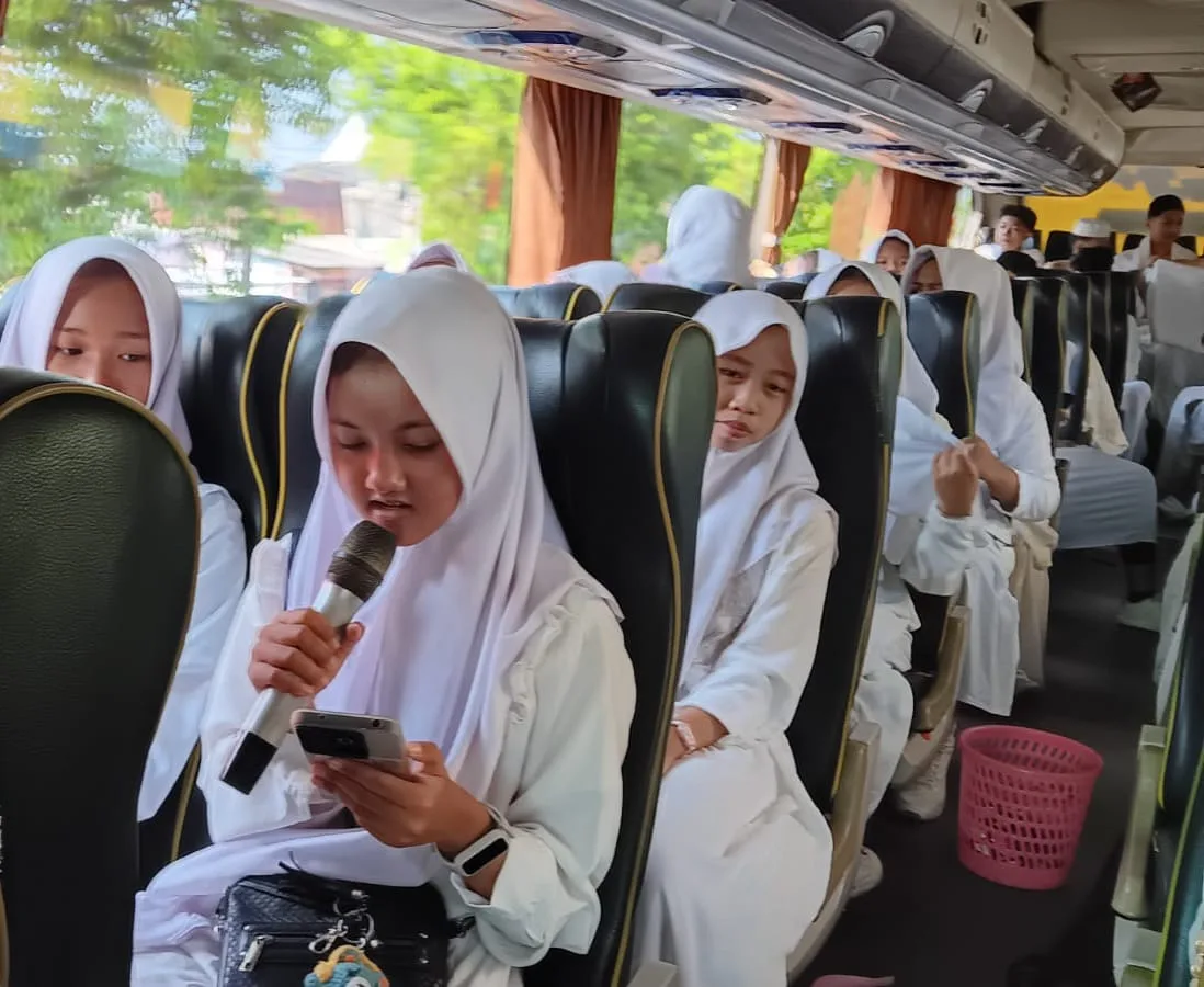 Bacaan Talbiyah Bergema Sepanjang Perjalanan Manasik Haji Siswa Kelas VIII MTsN 9 Sleman