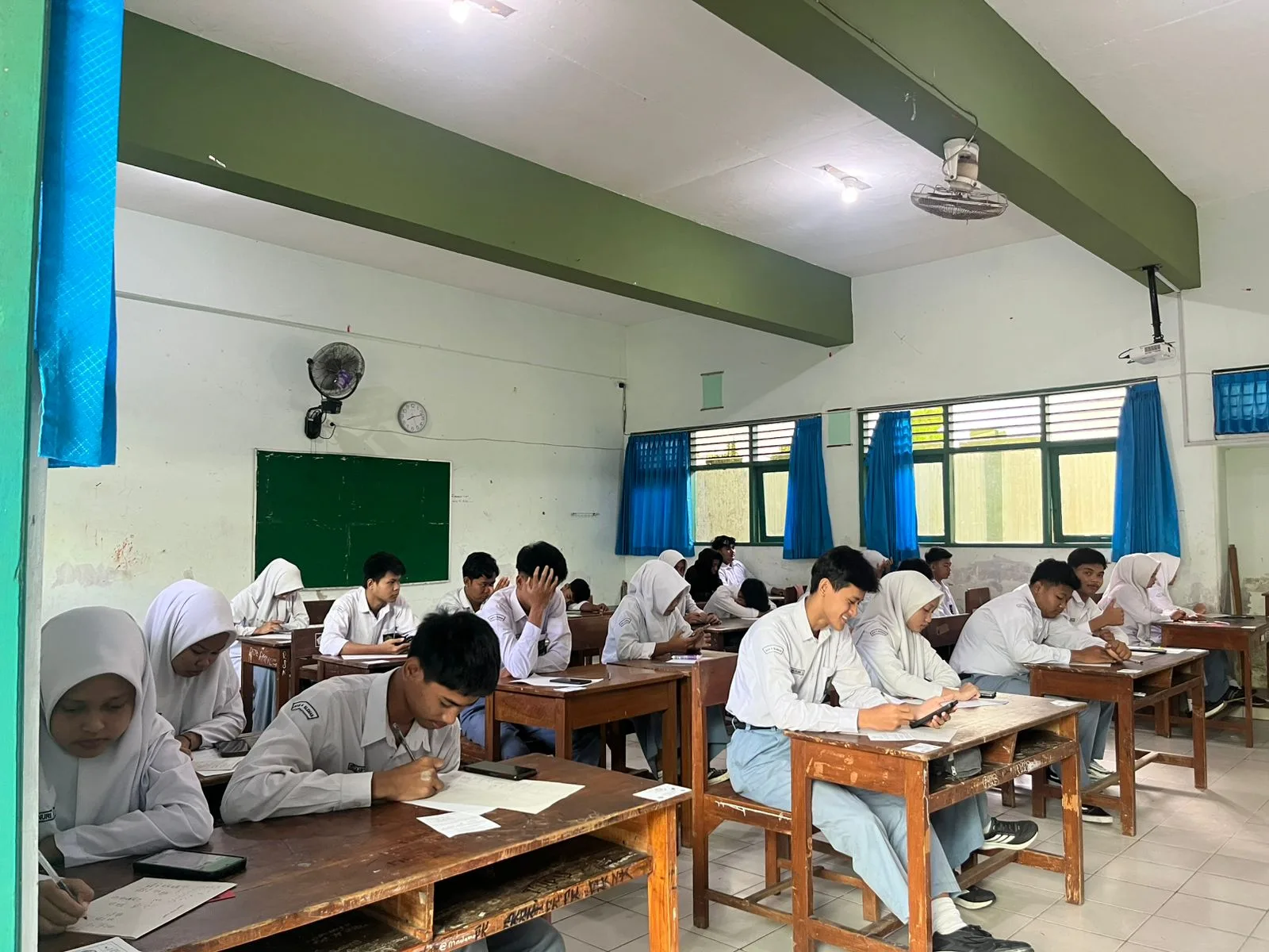 Hari Kedua ASAT di MAN 5 Sleman: Siswa Uji Kemampuan Matematika dan Akidah Akhlak melalui Jogja Madrasah Digital
