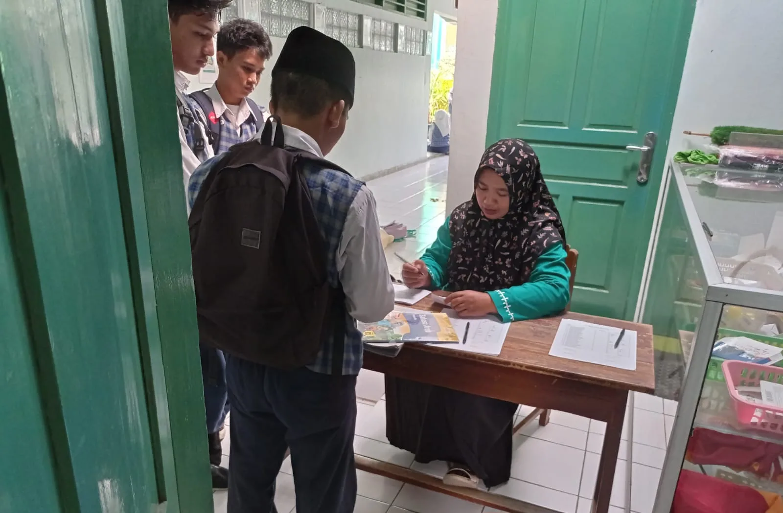 Jelang Kelulusan, Siswa Kelas IX MTsN 9 Sleman Laksanakan Pengembalian Buku Perpustakaan