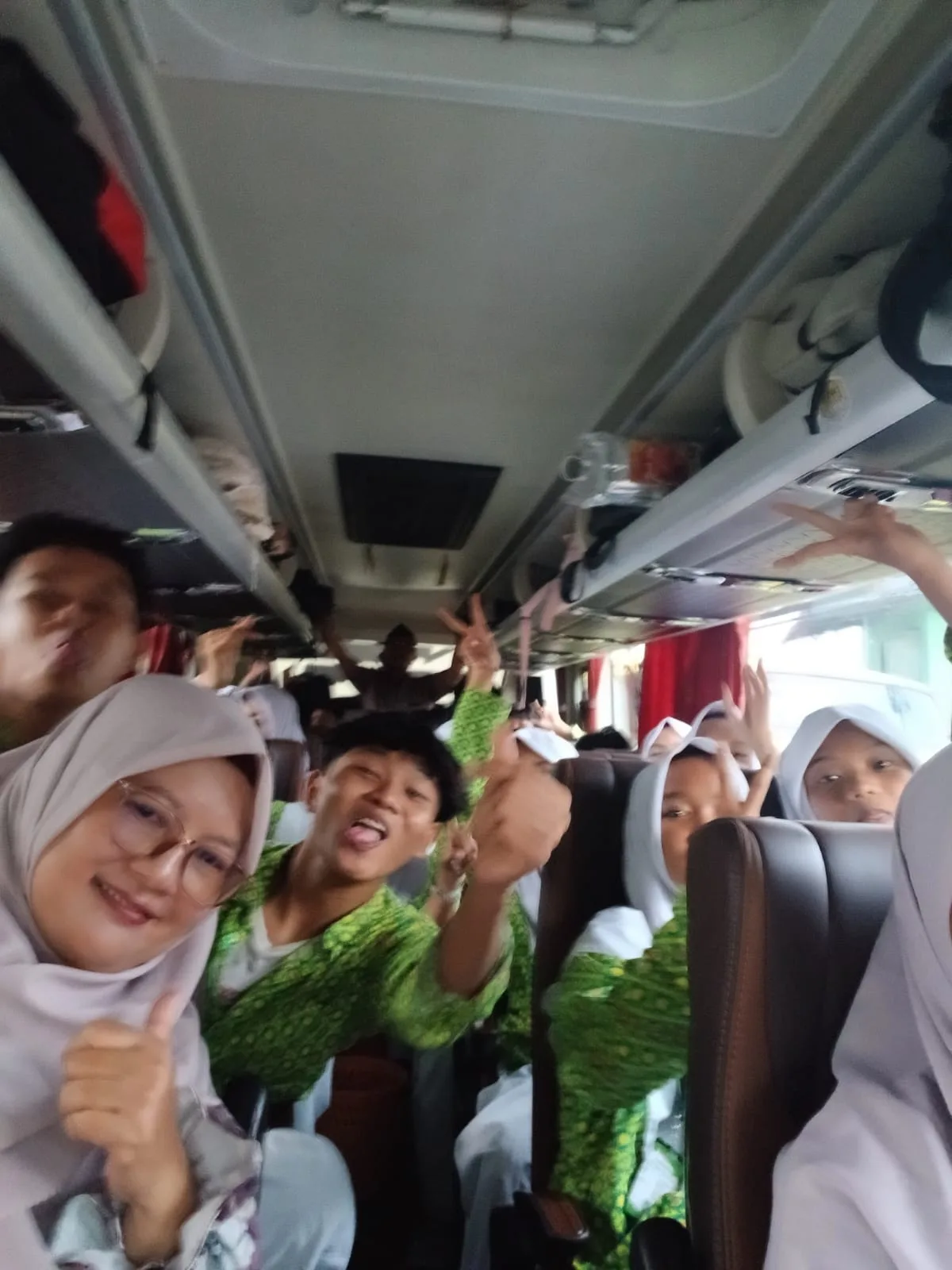 Keseruan Perjalanan Kokurikuler Warnai Suasana Bus Siswa MTsN 9 Sleman