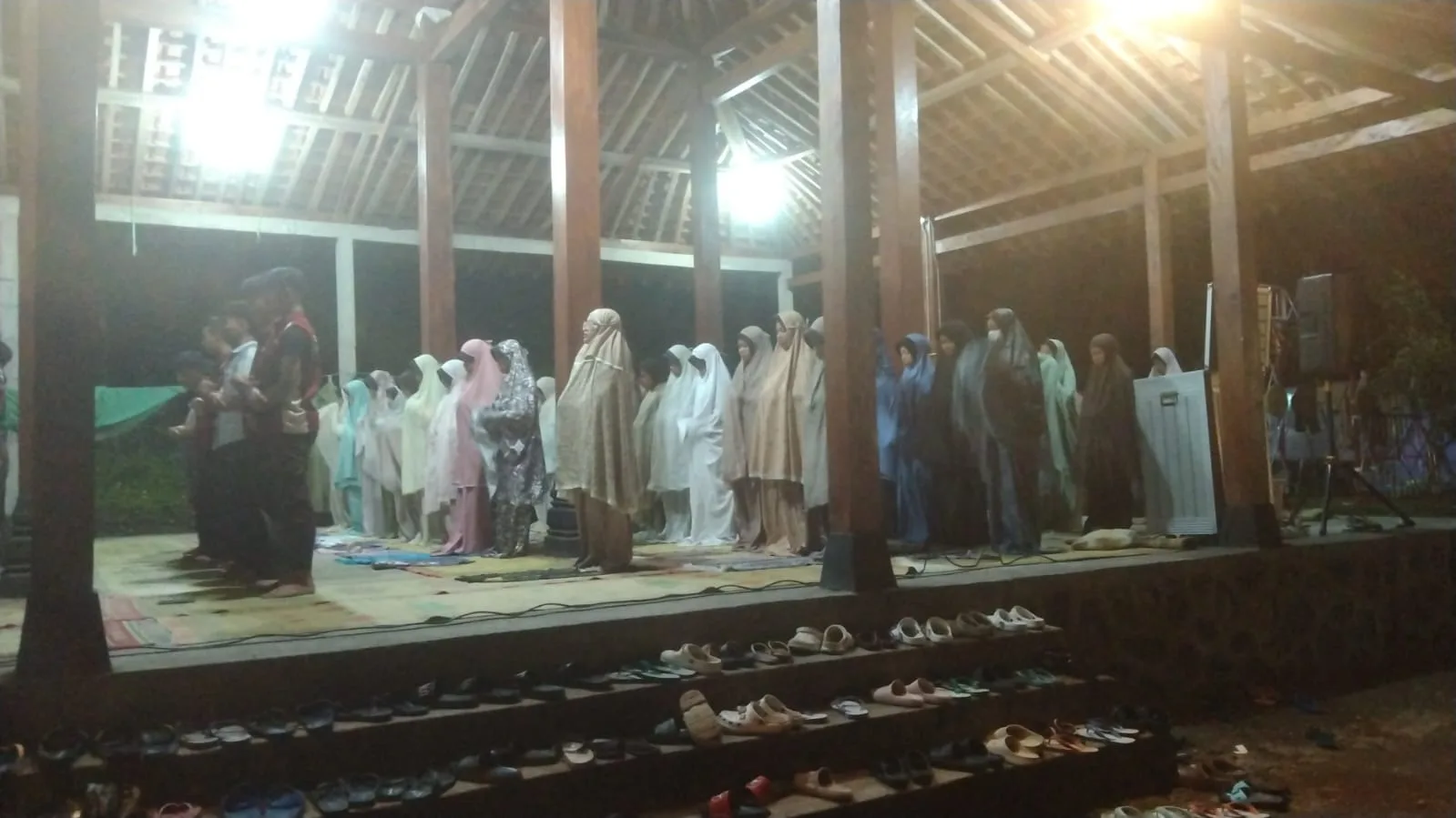 Lawan Dingin dan Kantuk, Murid Kelas 7 Antusias Ikuti Solat Subuh Berjamaah di Bumi Perkemahan Pulewulung