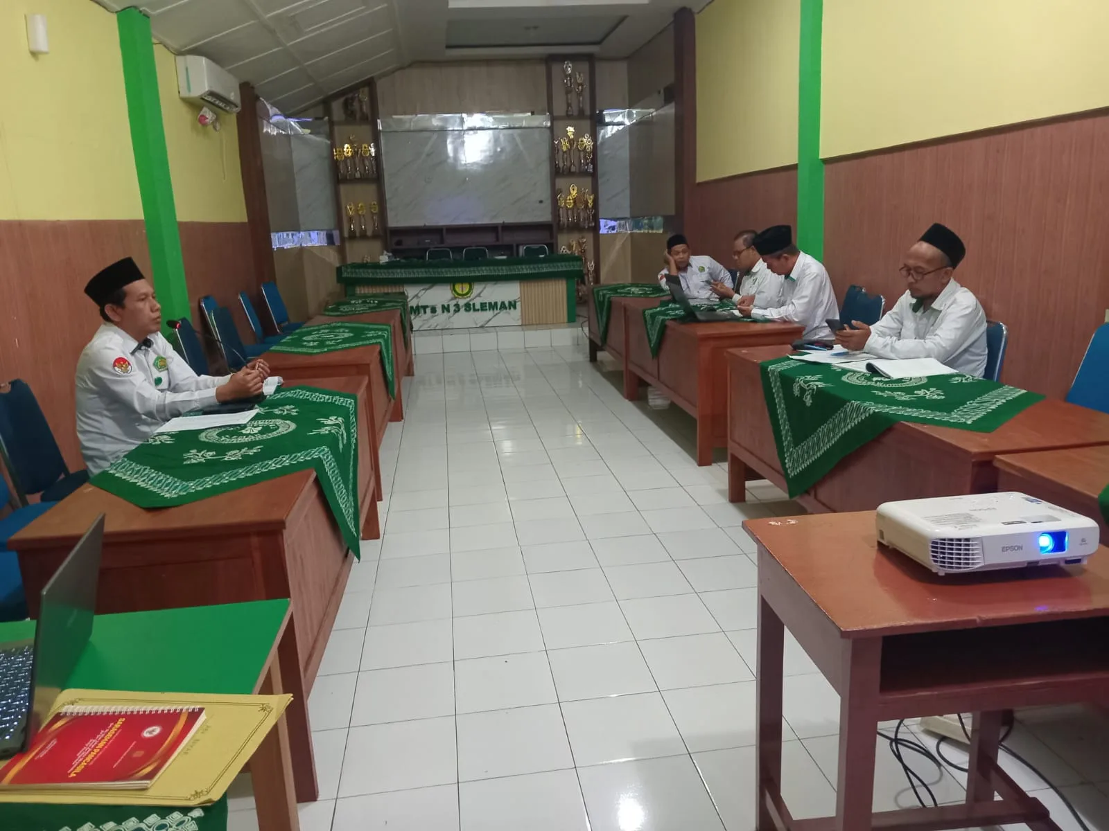 Mantapkan Persiapan Wisuda Purnasiswa 2026, Panitia Inti MTsN 3 Sleman Gelar Rapat Koordinasi