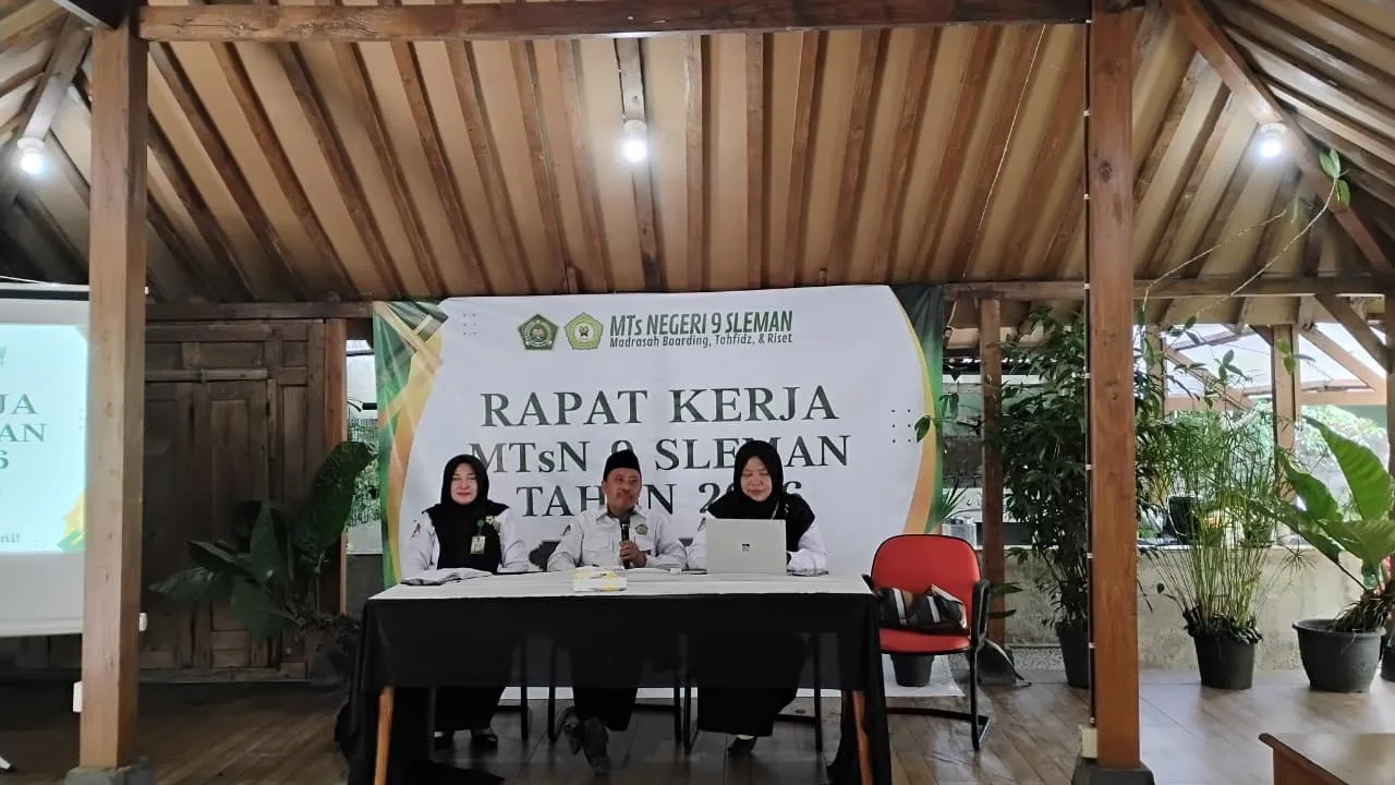MTsN 9 Sleman Gelar Rapat Kerja di Pawon Krajan Wedomartani
