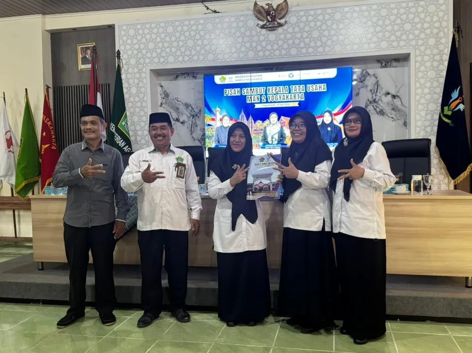 Resmi Mutasi, Rombongan MAN 3 Sleman Antarkan Kepala TU Tugas Baru di MAN 2 Yogyakarta