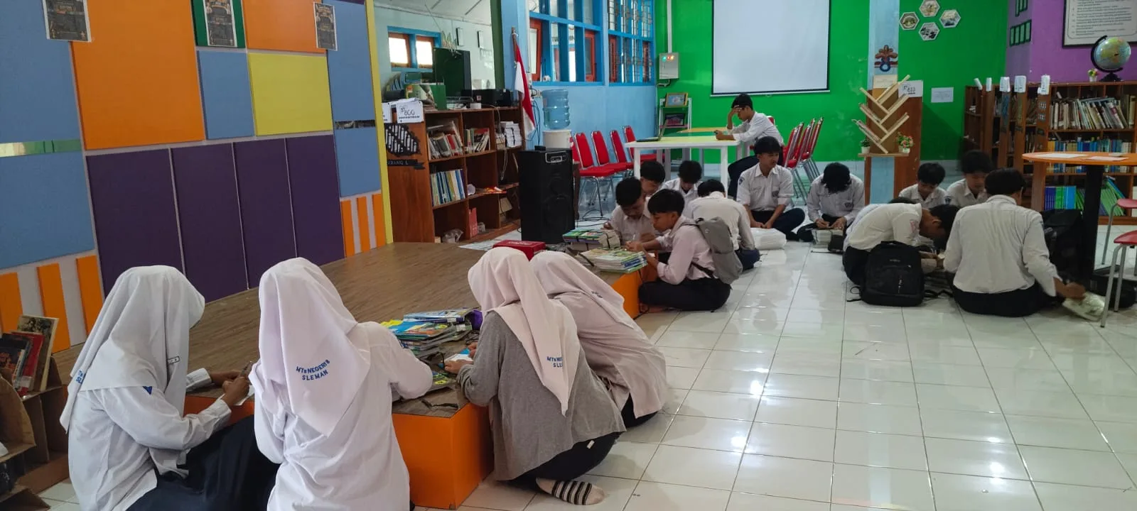 Siswa Kelas IX MTsN 8 Sleman Kembalikan Buku Paket Usai Rangkaian Ujian