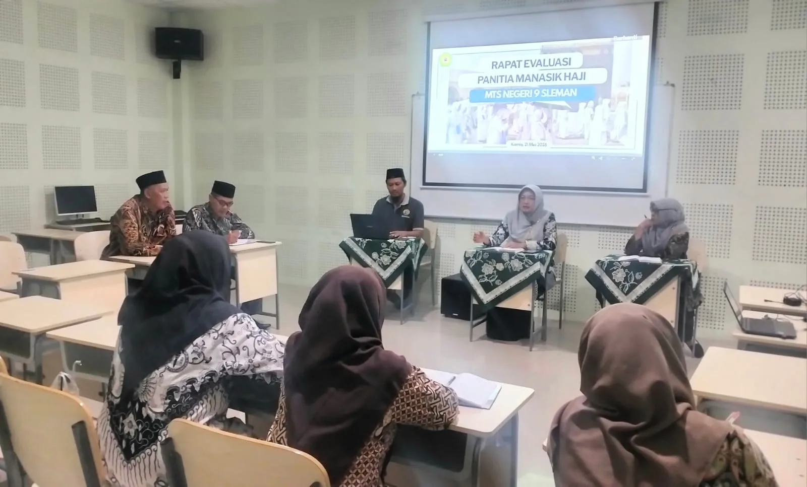 Tim Kokurikuler Kelas VIII MTsN 9 Sleman Gelar Rapat Evaluasi Manasik Haji