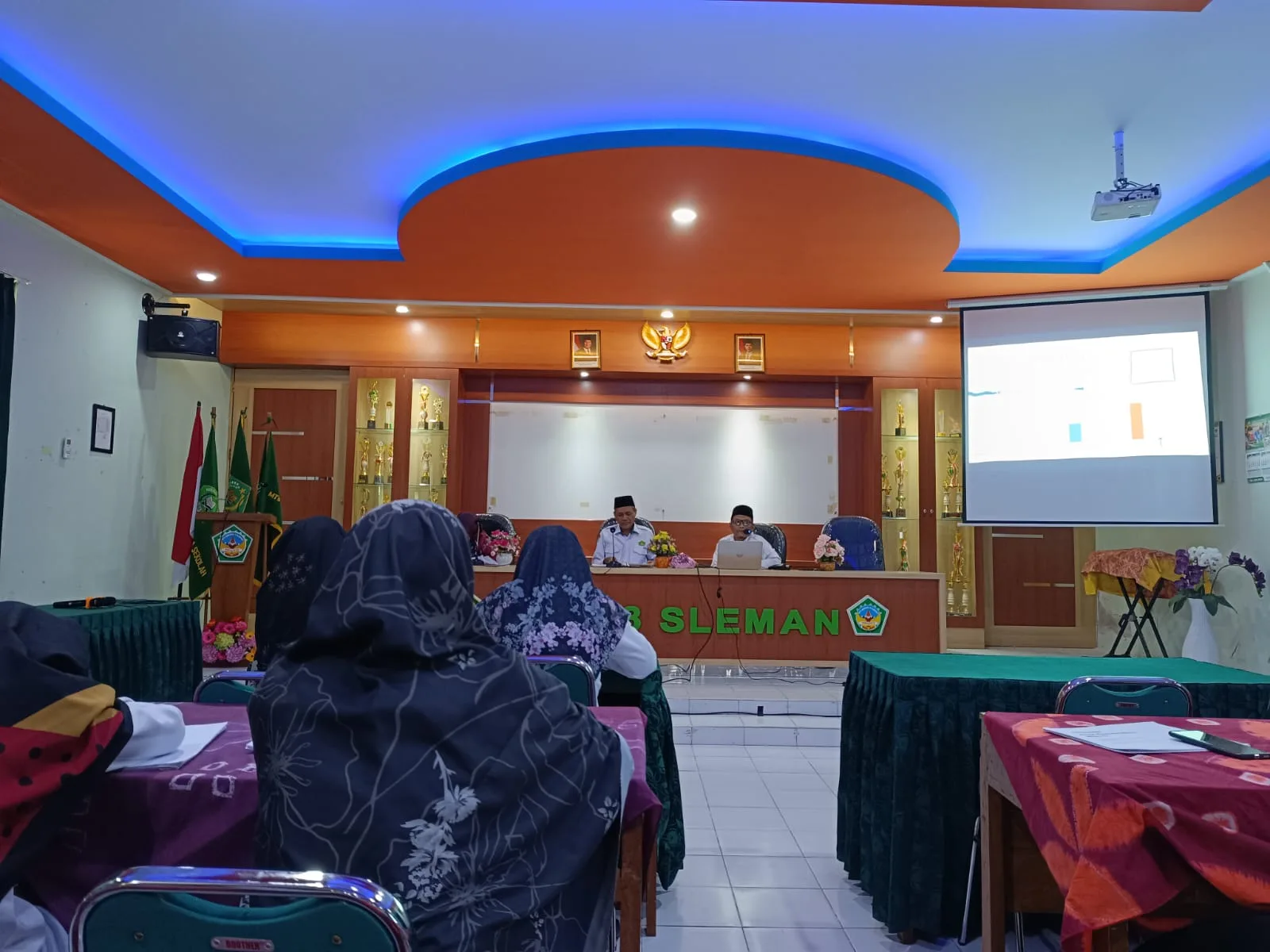 Guru dan Pegawai MTsN 8 Sleman Hadiri Rapat Pleno Kelulusan Kelas IX