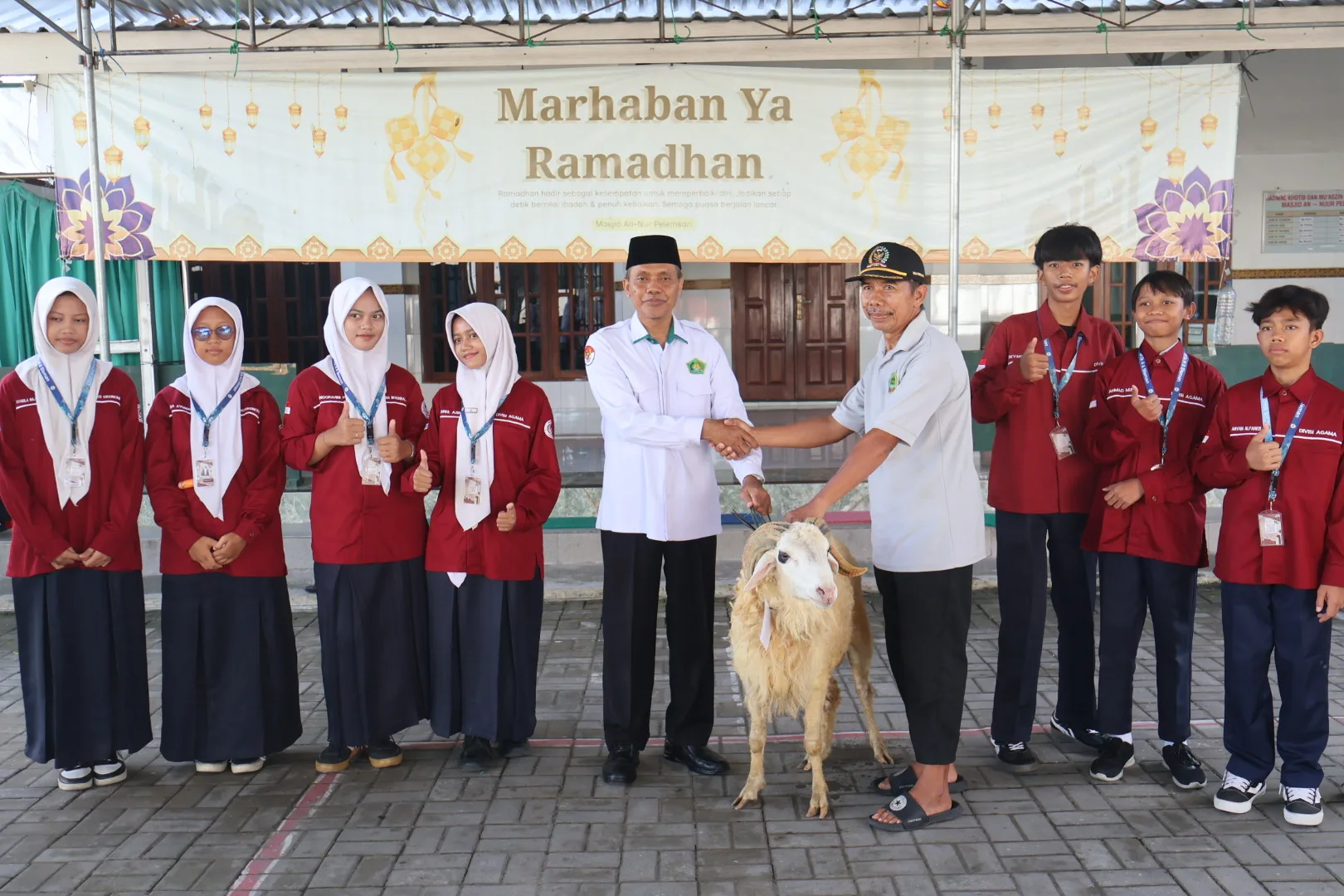 Kepala MTsN 8 Sleman Dampingi OSIS Madyadesta Tasyarufkan Hewan Kurban