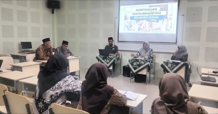 Kepala MTsN 9 Sleman Pimpin Rapat Evaluasi dan Refleksi Kegiatan Manasik Haji