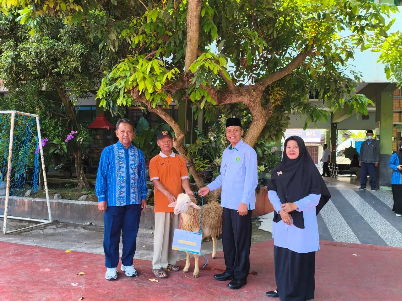 MTsN 8 Sleman Terima Kambing Kurban dari SMA Muhammadiyah Prambanan