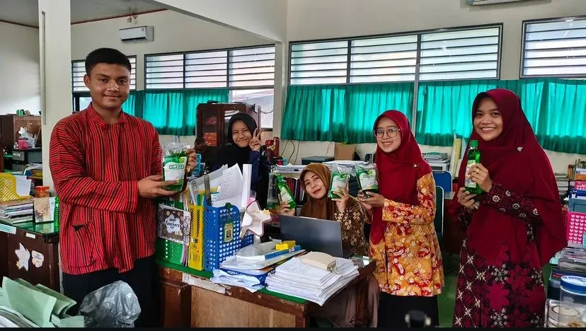 Kreatif! Alumni MTsN 3 Sleman Kembali ke Madrasah, Promosikan Produk Sabun Cuci Piring “Niroga”