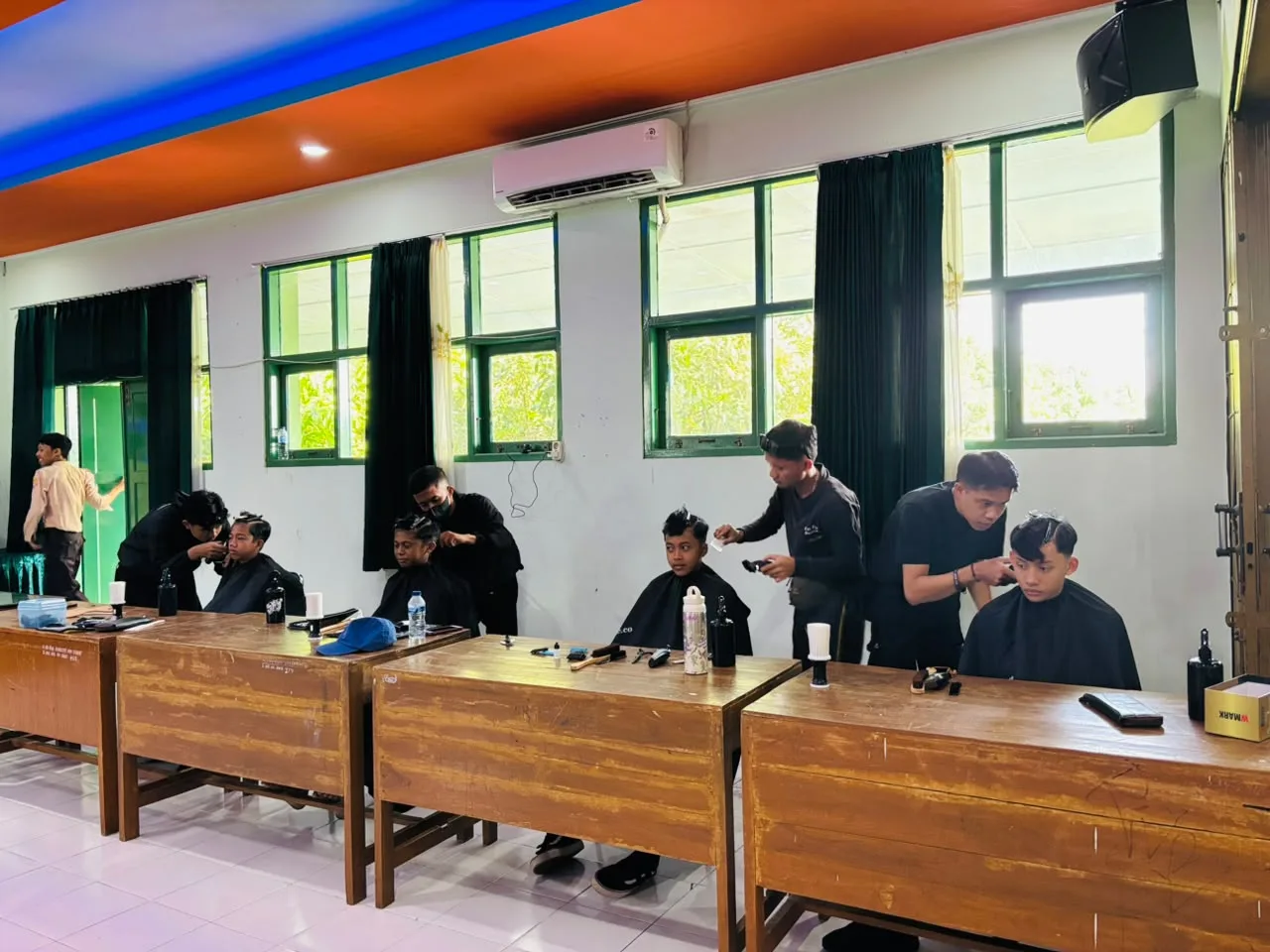 MTsN 8 Sleman Kembali Gelar Program Potong Rambut Gratis Bersama Arfa Barbershop