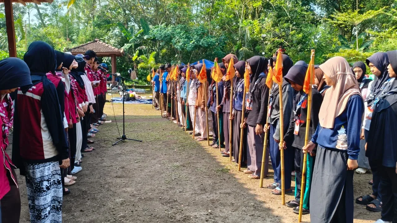Resmi Ditutup: Nurhuda Riyanto Lepas Atribut Kegiatan di Upacara Penutupan Perkemahan MTsN 3 Sleman