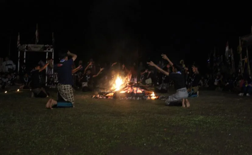 Tari Kecak Kolaborasi Barongan-Anoman Regu Cobra Ramaikan Malam Api Unggun MTsN 3 Sleman