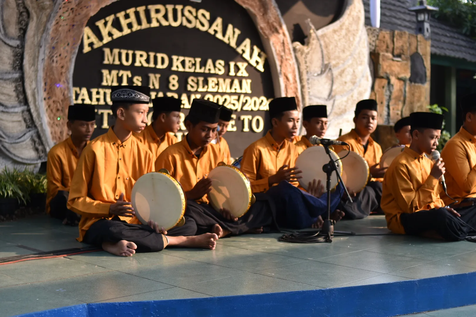 Hadroh Darul Musthofa MTsN 8 Sleman Meriahkan Pelepasan Siswa Kelas IX