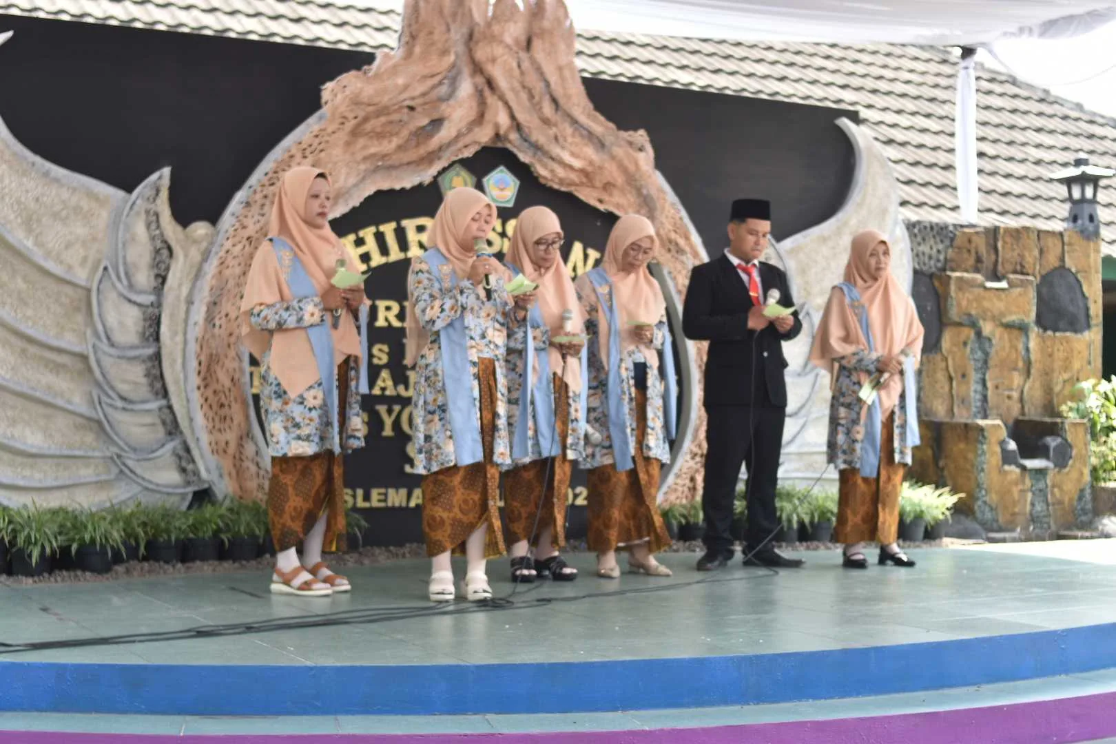 Puisi Wali Kelas IX MTsN 8 Sleman Iringi Pelepasan Siswa dengan Air Mata dan Doa