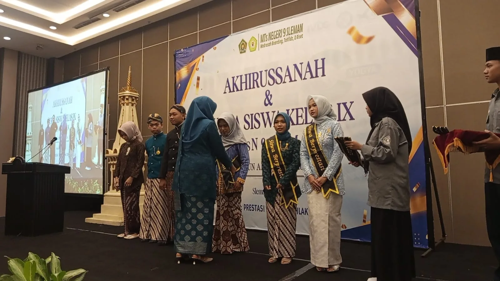 Acara Akhirussanah, MTsN 9 Sleman Berikan Penghargaan pada Siswa Berprestasi Nonakademik