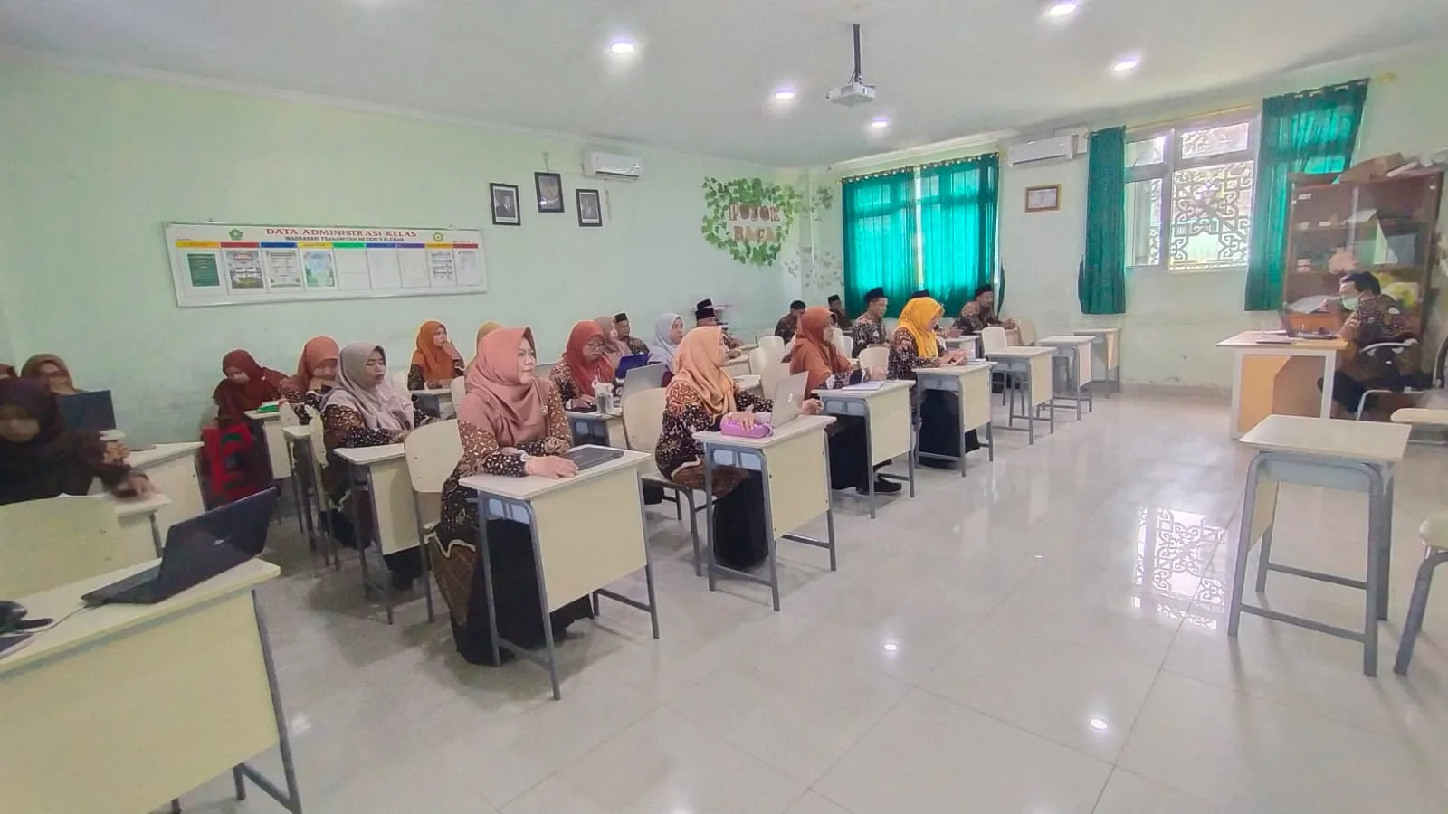 Kepala Tata Usaha MTsN 9 Sleman Berikan Sosialisasi Penyusunan SOP pada Guru dan Pegawai