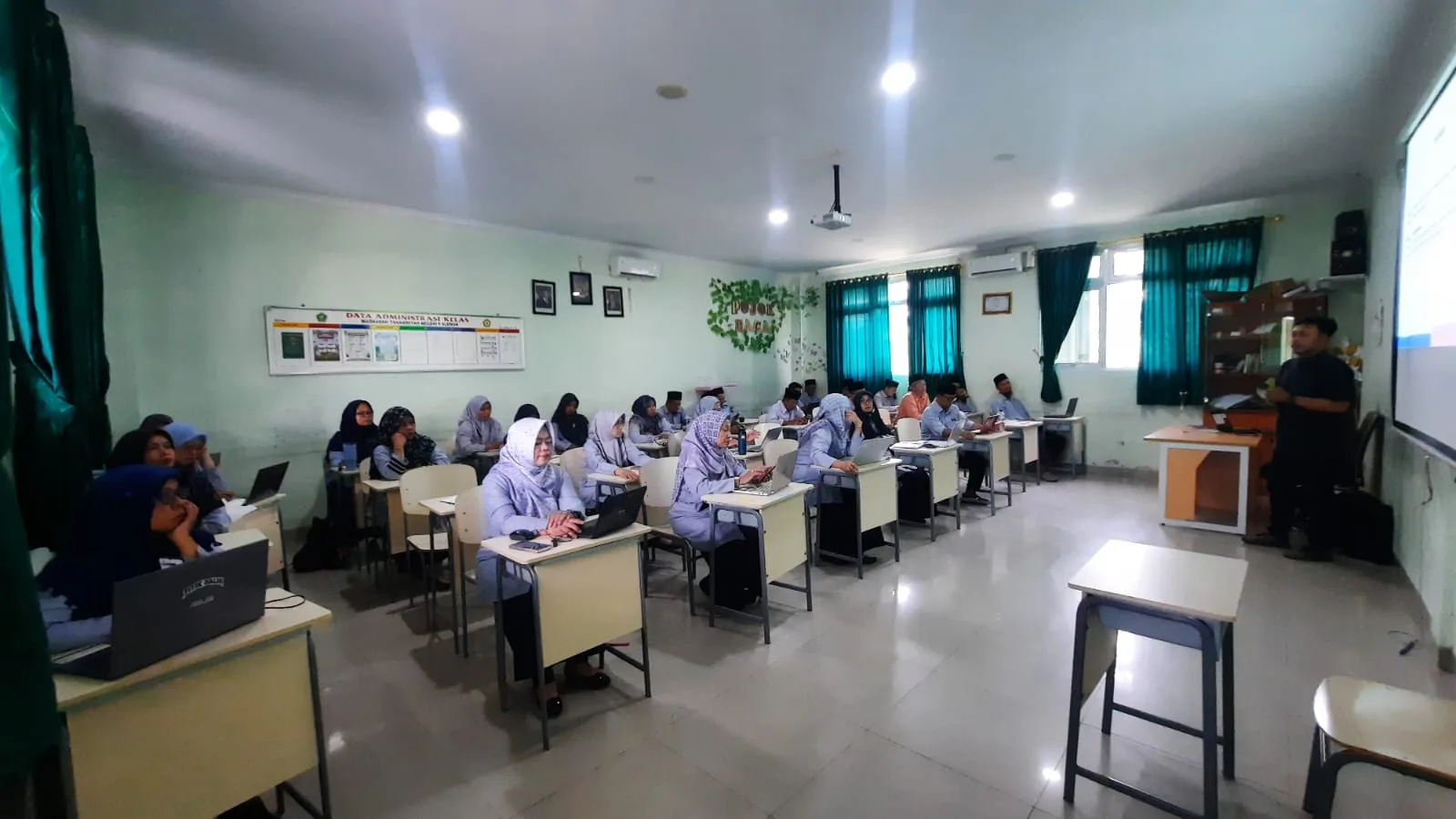 Guru dan Pegawai MTsN 9 Sleman Antusias Ikuti Sosialisasi Klasmart, Aplikasi Pelayanan dan Pembelajaran Berbasis Digital