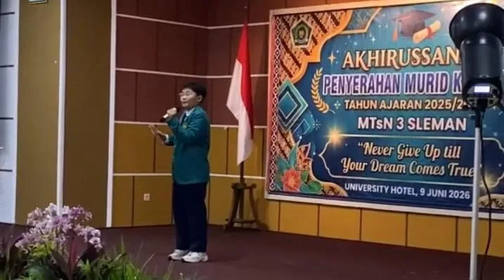 Muhammad Utsman Fahrurozie Buka Acara Pelepasan Siswa Kelas IX MTs N 3 Sleman dengan Lagu “Karena Ku Sanggup”