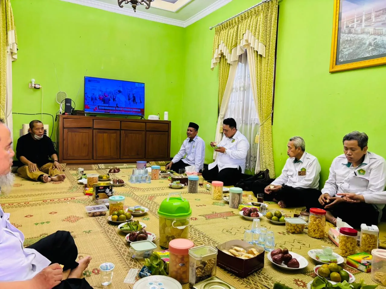 MTsN 8 Sleman Laksanakan Hurmat Haji ke Kediaman Mantan Pengawas Pembina