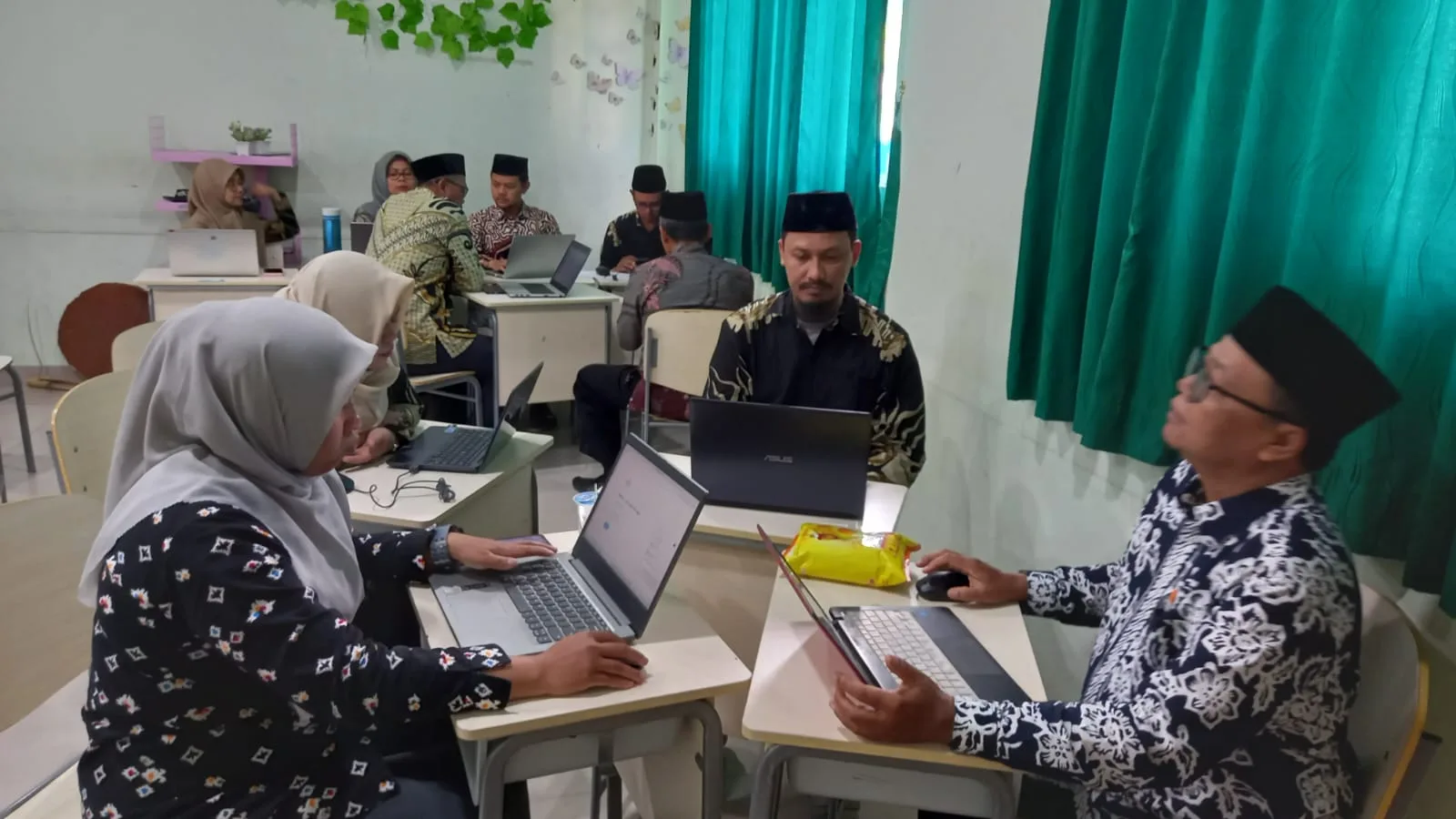 Tingkatkan Kualitas Layanan Madrasah, Guru dan Pegawai MTsN 9 Sleman Praktik Susun SOP Sesuai Ketugasan