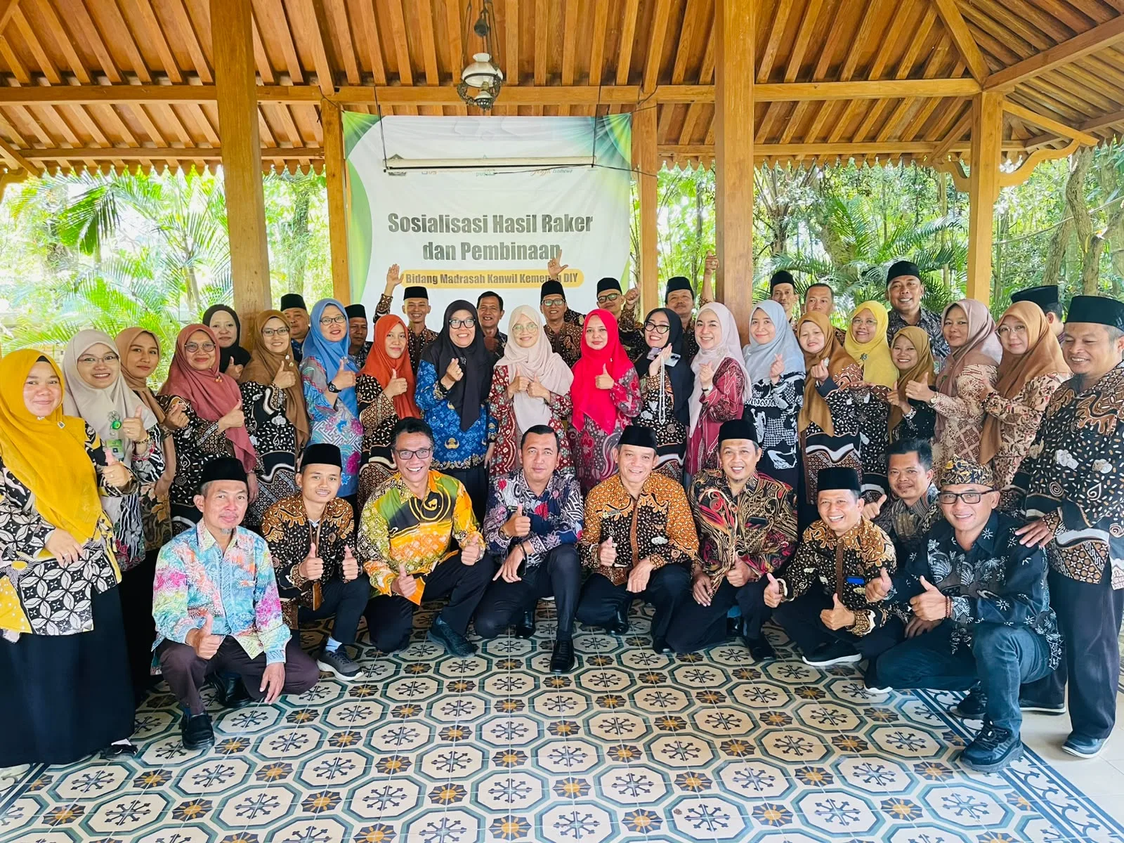 Jalin Keakraban Antaranggota, Kepala TU MTsN 9 Sleman Ikuti Foto Bersama Forum Kepala TU DIY