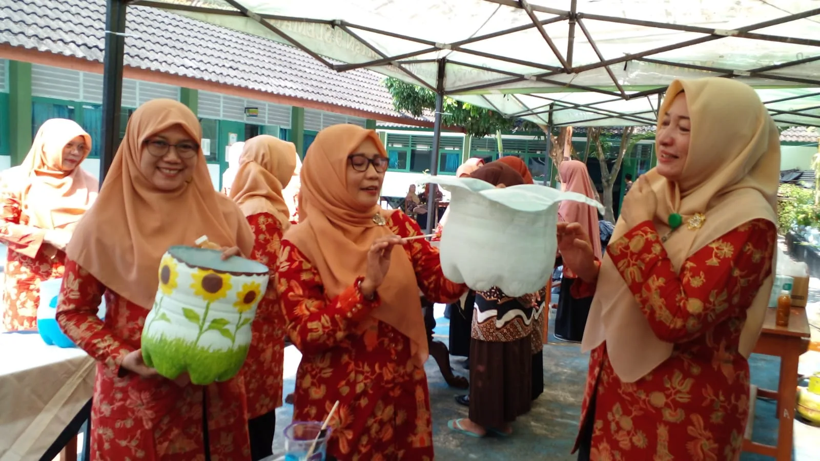 Ketua DWP Kemenag Sleman Demonstrasikan Seni Lukis pada Media Galon Bekas di MTsN 9 Sleman