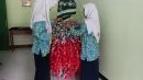 Siswa MTsN 9 Sleman Berkolaborasi Menyiapkan Kostum Trashion Show dari Limbah Botol Bekas