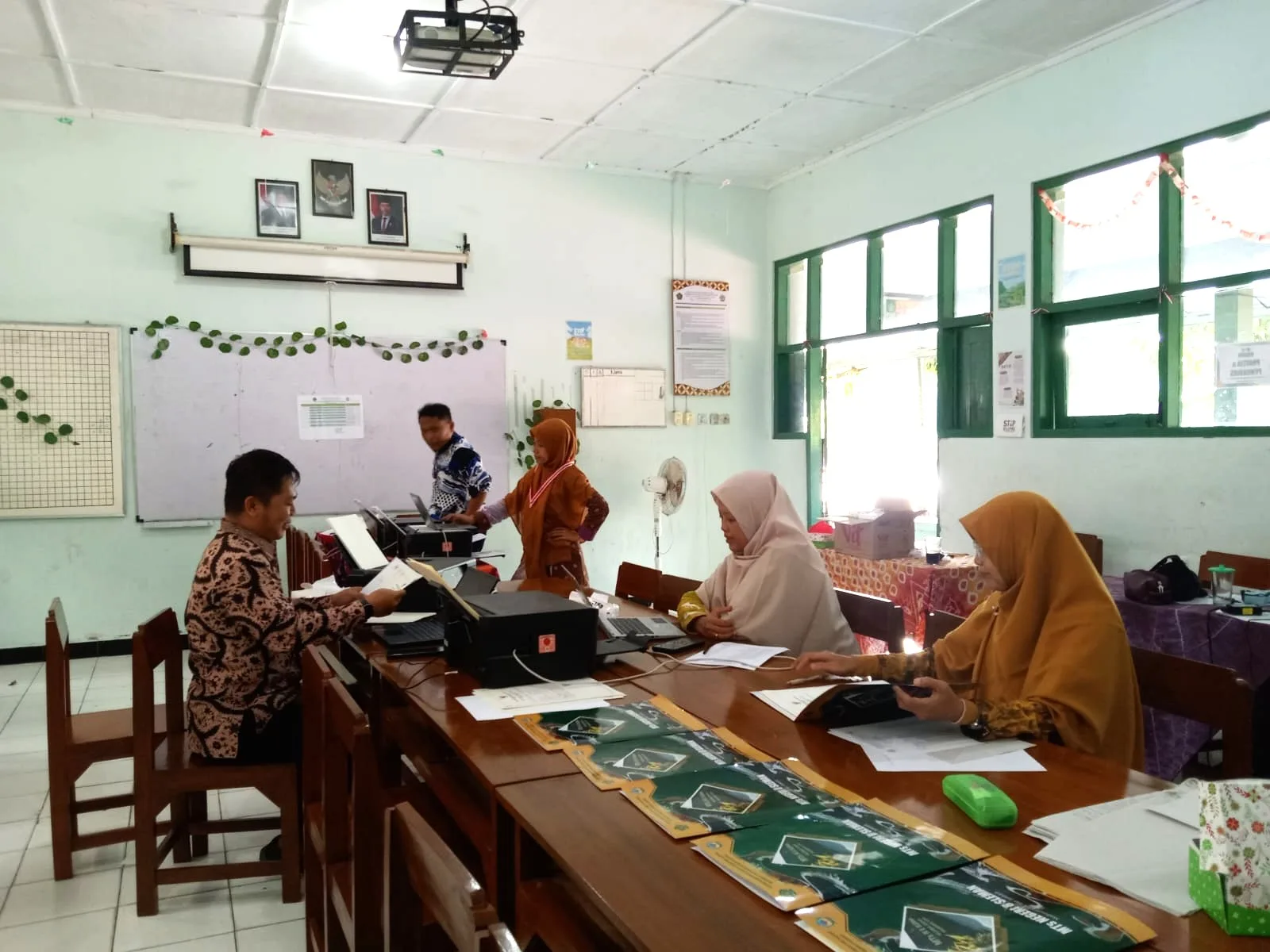 Tim Kurikulum MTsN 8 Sleman Tuntaskan Cetak SHTKA dan Kebut Persiapan Review Kurikulum