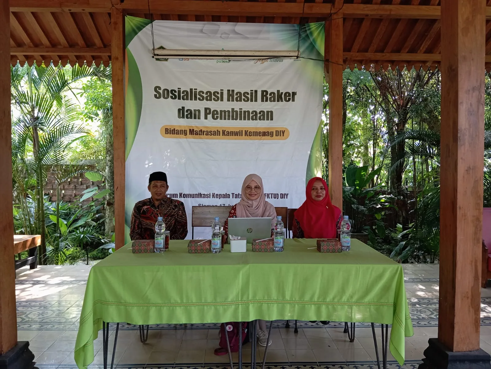 Tingkatkan Profesionalisme, Kepala TU MTsN 9 Sleman Simak Pembinaan Bu Anita dalam Forum Kepala Tata Usaha Madrasah Negeri DIY