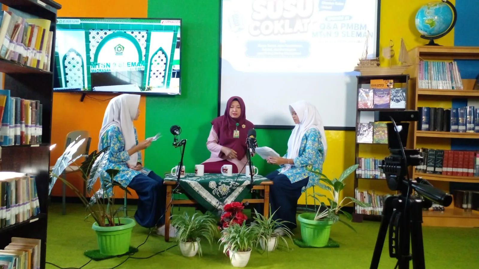 Tampil Percaya Diri, Dua Siswi MTsN 9 Sleman Pandu Podcast SUSU COKLAT Perdana