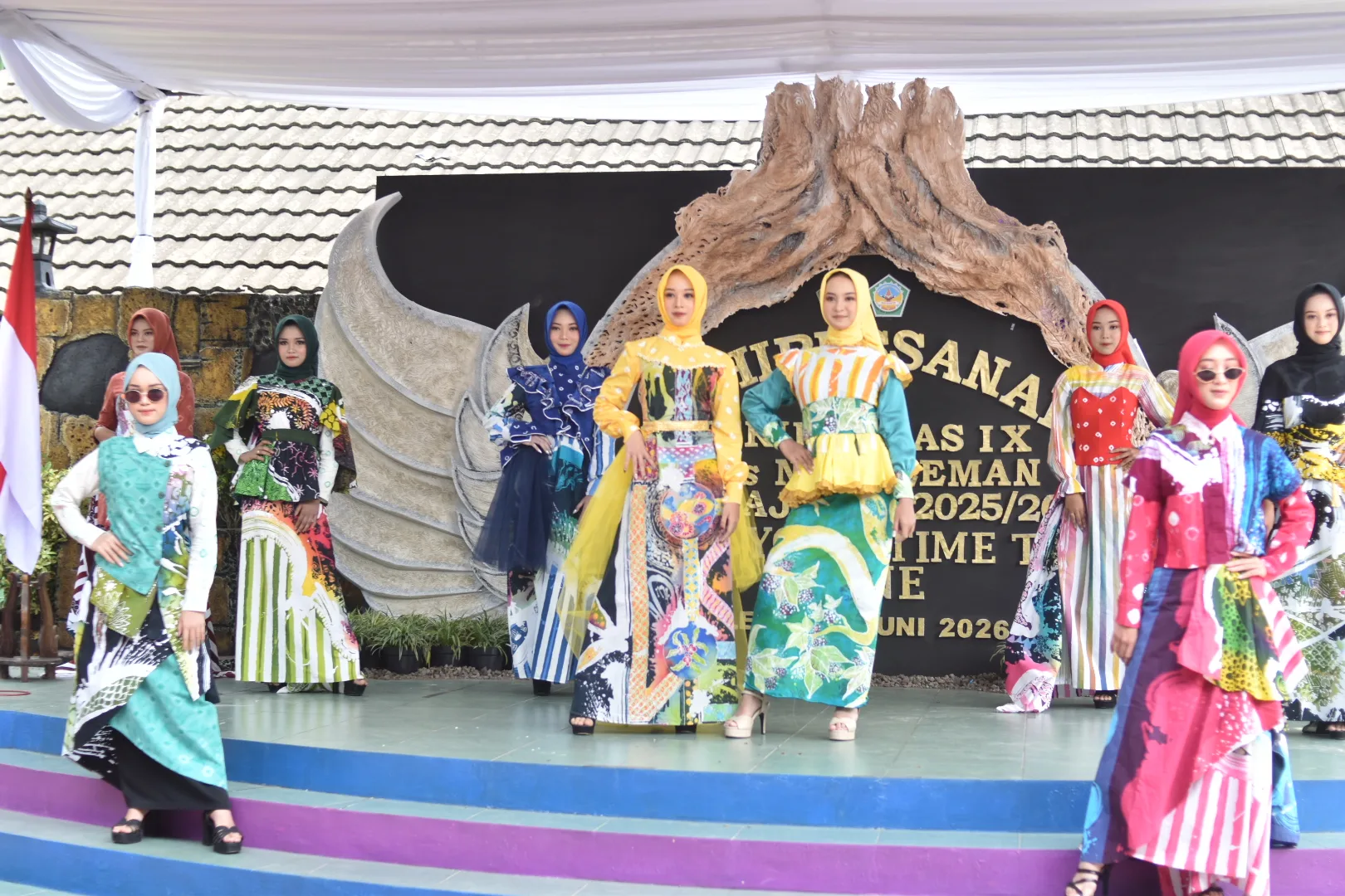 Tampilkan Banyak Wajah Baru, Fashion Show Batik Ciprat Bersinar dalam Pelepasan Siswa MTsN 8 Sleman