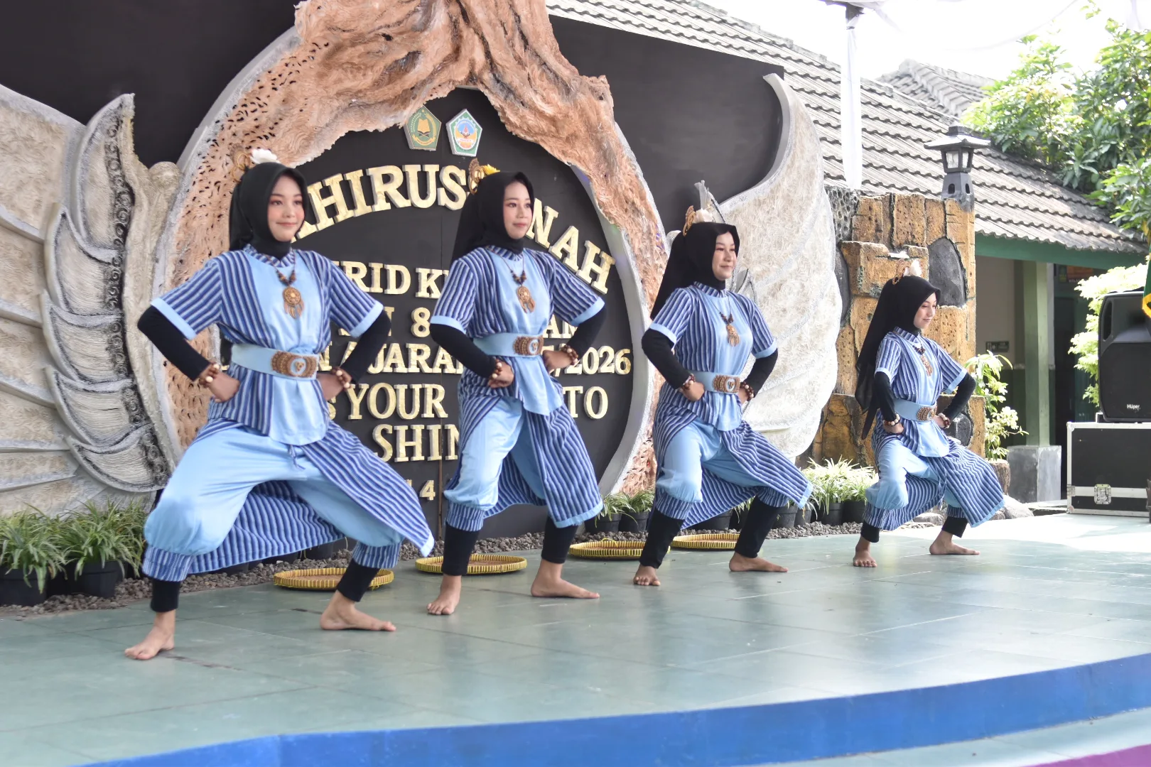 Tari Suka Pari Suka Jadi Simbol Kegembiraan Pelepasan Siswa Kelas IX MTsN 8 Sleman