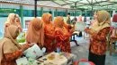Antusias, Anggota DWP Kemenag Sleman Belajar Meracik Wedang Matsama, Membuat Pupuk Lindi, dan Melukis Pot Daur Ulang di MTsN 9 Sleman