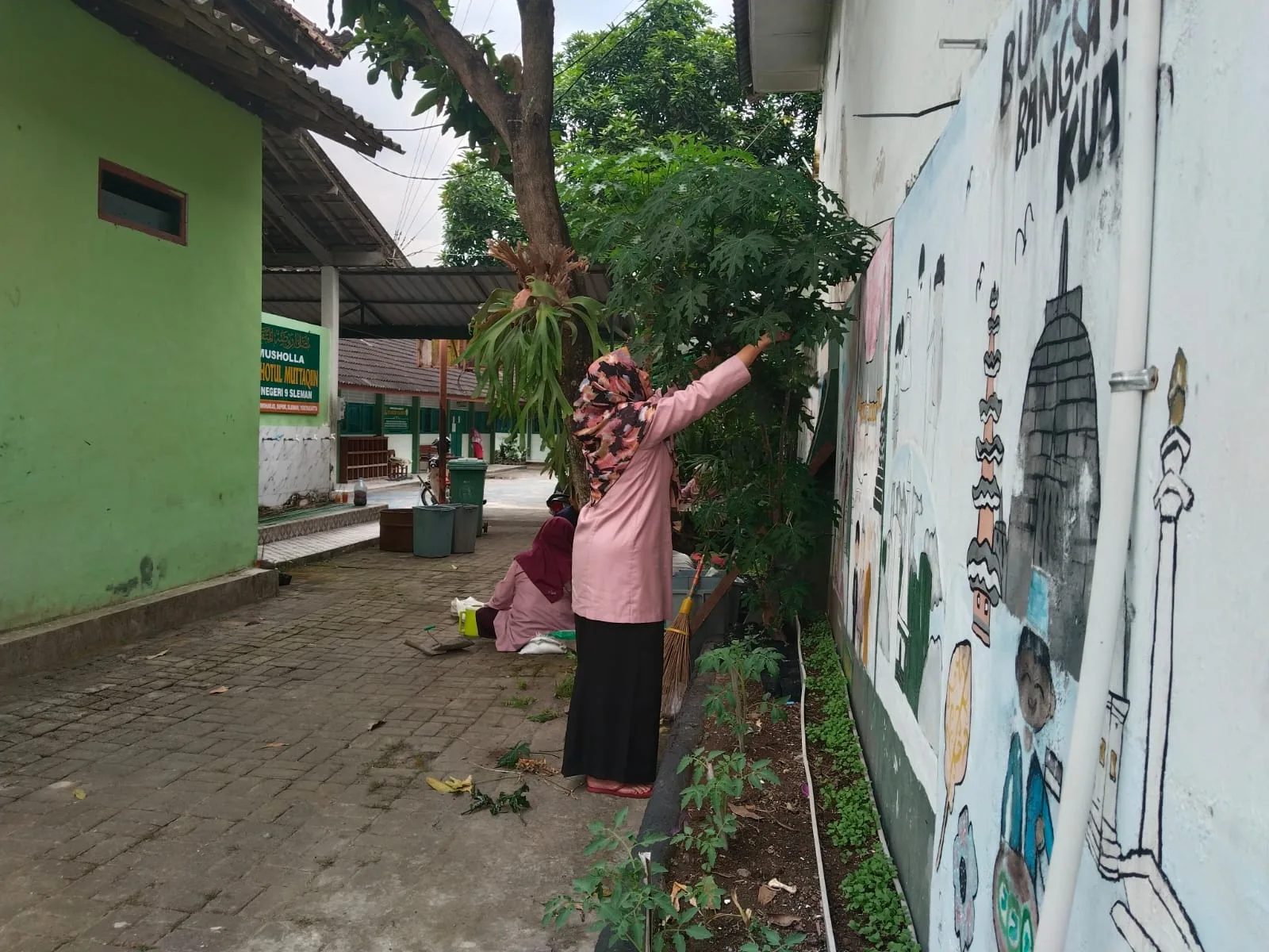 Kader Adiwiyata MTsN 9 Sleman Rawat Kebun Sekolah, Wujudkan Lingkungan Hijau dan Asri