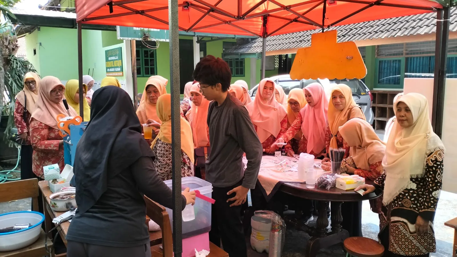 Teh Poci Aneka Rasa Jadi Pelepas Dahaga Peserta Turba DWP Kemenag Sleman di MTsN 9 Sleman