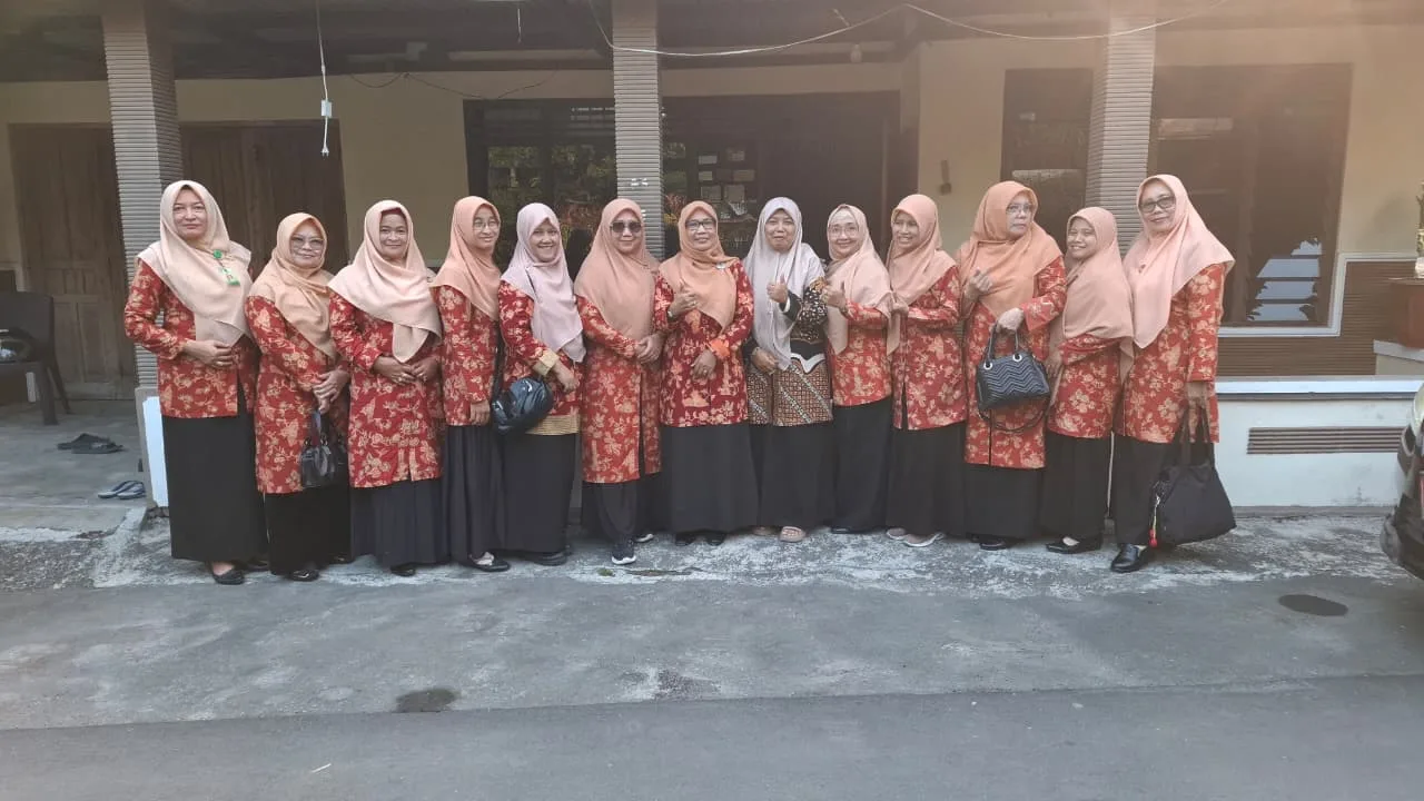 Kepala MTsN 9 Sleman Bersama Rombongan DWP Kemenag Sleman Lakukan Silaturahim Khurmat Haji ke Kediaman Siti Mukaromah