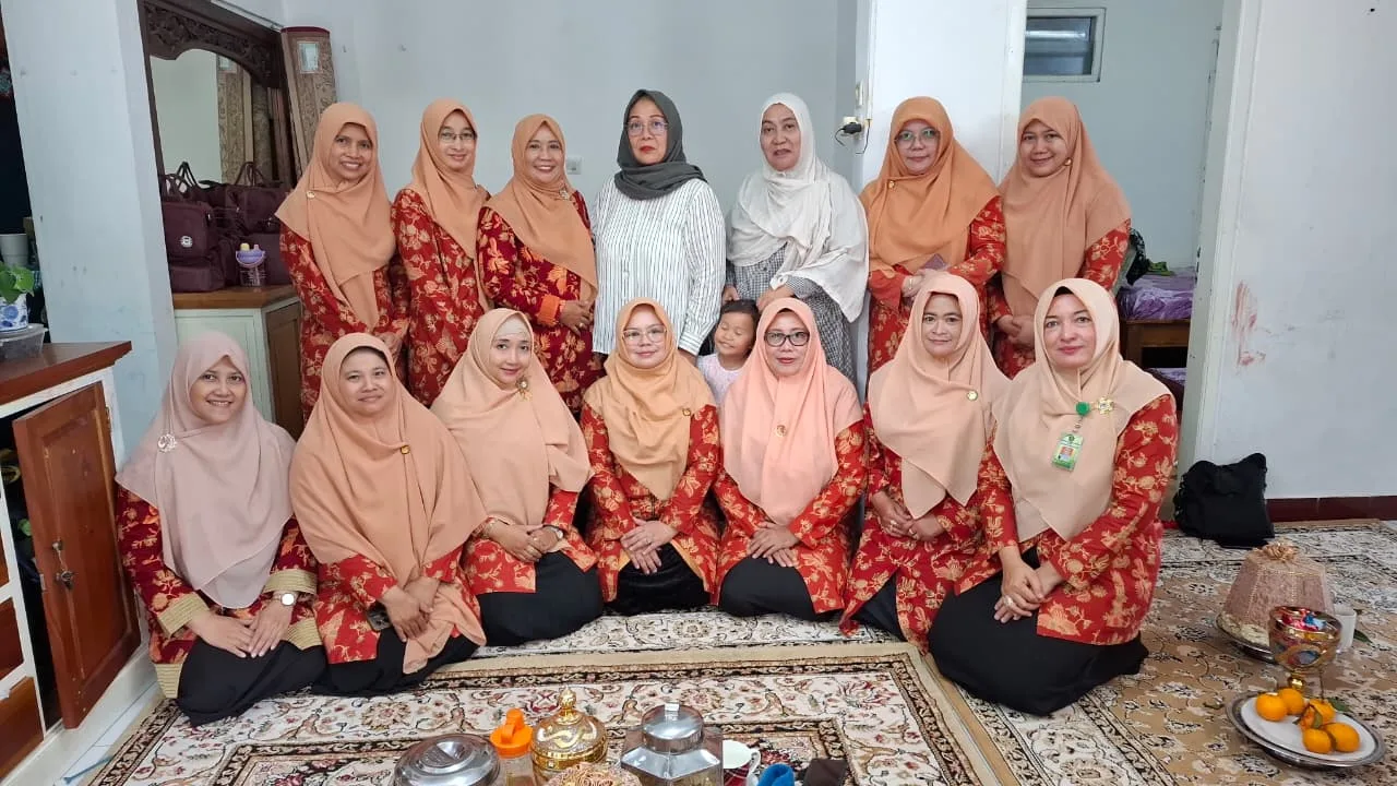 Kepala MTsN 9 Sleman Bersama Rombongan DWP Kemenag Sleman Lepas Ibu Nur Imanah Memasuki Masa Purnatugas