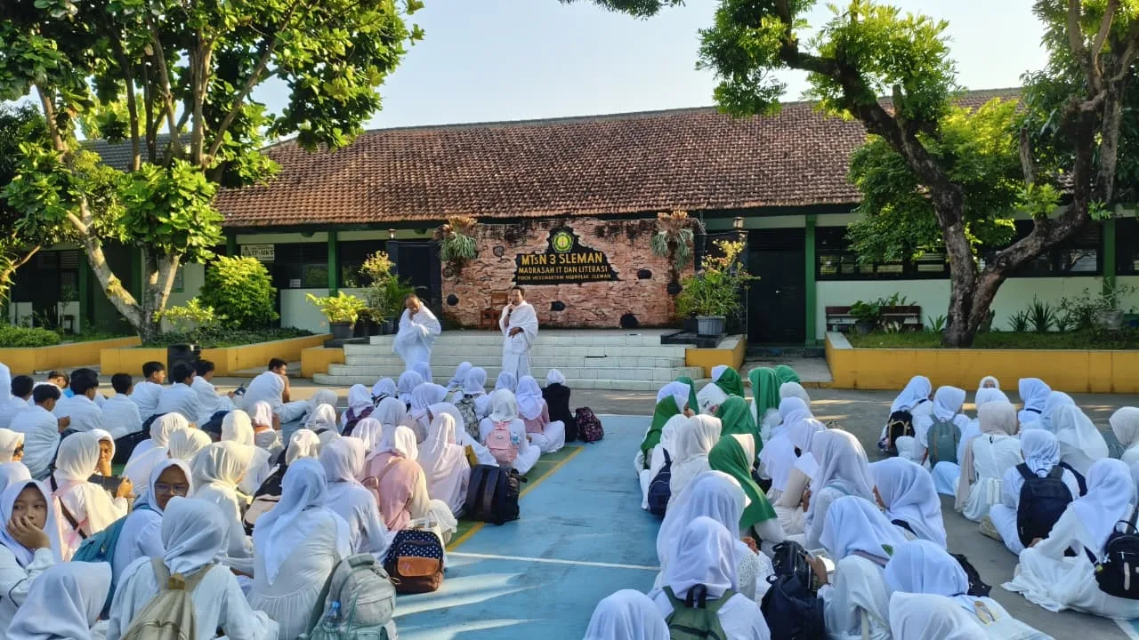 Lepas Keberangkatan Manasik Haji, Kepala MTsN 3 Sleman Ajak Siswa Ambil Hikmah dan Makna Spiritual