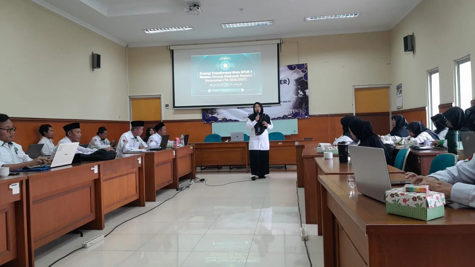 Menuju Madrasah Mandiri Berprestasi MTsN 3 Sleman Gelar Raker di BBG TK DIY