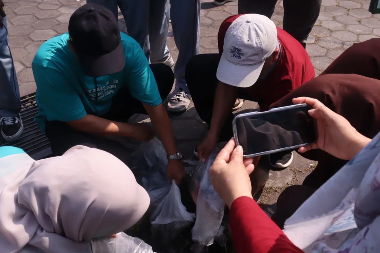 Milad ke-29, MAN 5 Sleman Lakukan Penebaran Benih Ikan sebagai Wujud Ekoteologi