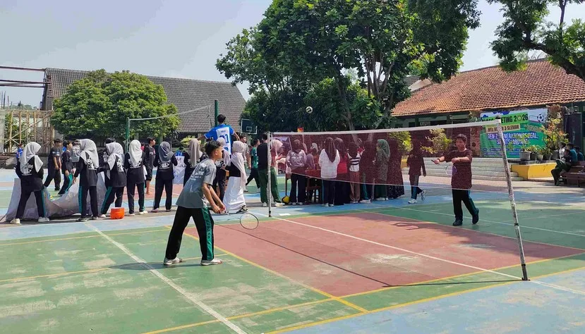 Sengit dan Penuh Semangat, Laga Bulu Tangkis Putra Warnai Hari Pertama Classmeeting MTsN 3 Sleman