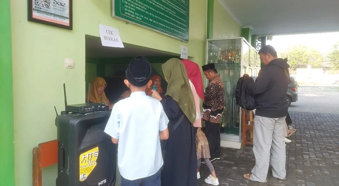 Hiruk Pikuk Hari Pertama PMBM, Masyarakat Antusias Padati MTsN 9 Sleman