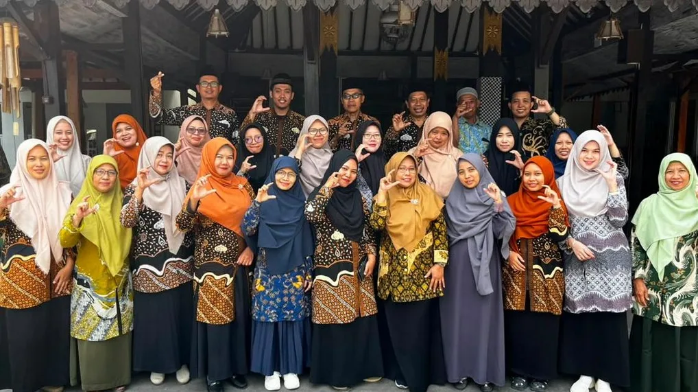 Kebersamaan dalam Bingkai, Dua Guru BK MTsN 9 Sleman Ikuti Sesi Foto Forum MGBK