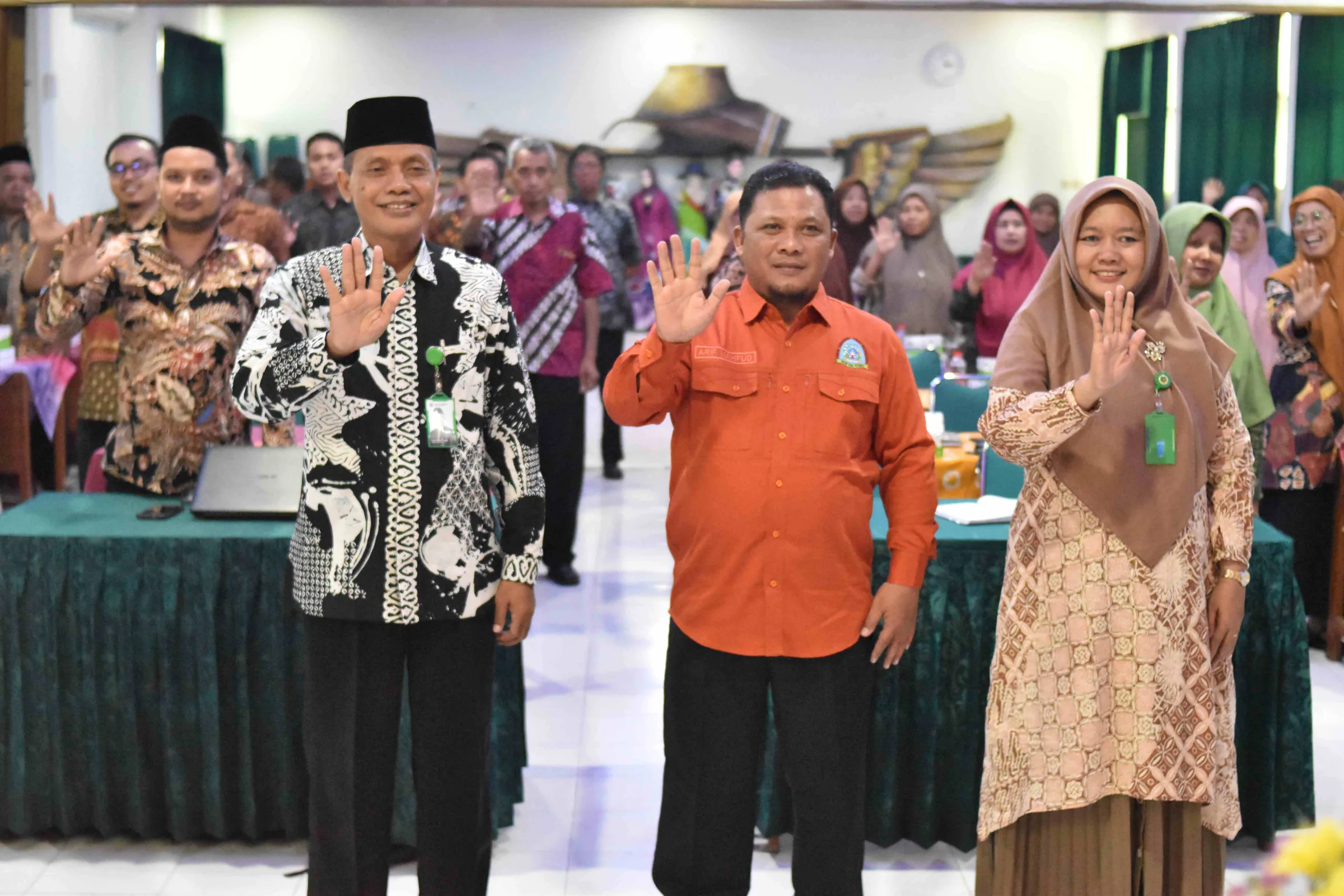 Moderasi Bergama, Guru dan Pegawai MTsN 8 Sleman Gaungkan Semangat “Damai, Rukun, Bahagia”