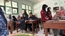 OSIS Madyadesta MTsN 8 Sleman Dampingi Calon Murid Baru pada Proses Pendaftaran PMBM