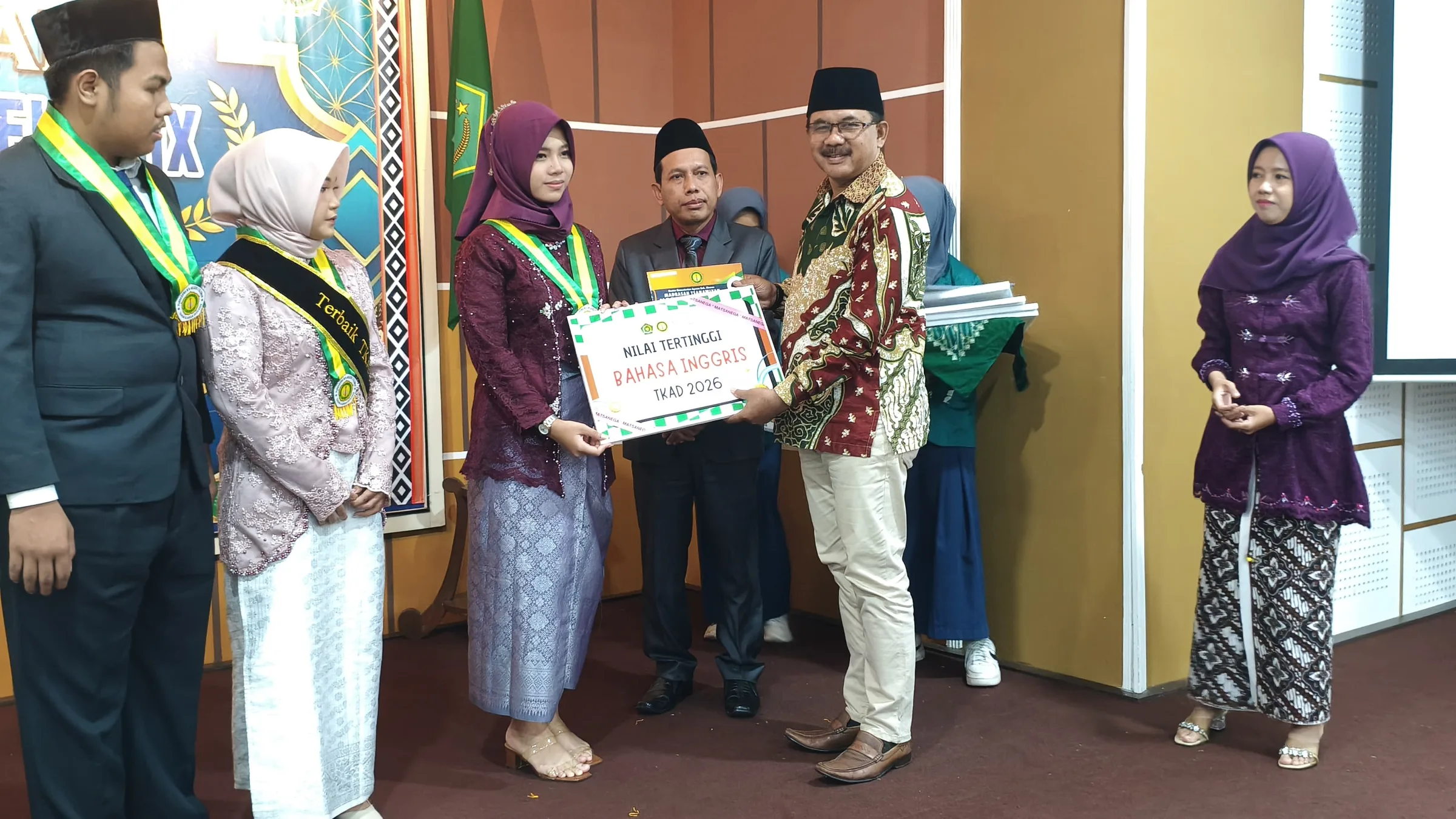 Raih Nilai TKAD Bahasa Inggris Sempurna, Zaila Anindya Sabet Penghargaan di Purna Siswa MTsN 3 Sleman
