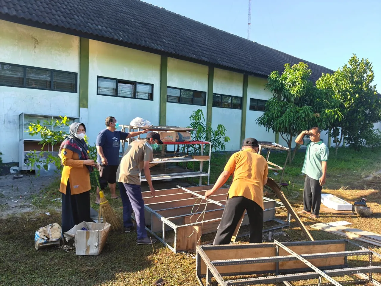 Liburan Sekolah, Staf Tata Usaha MTsN 8 Sleman Benahi Lingkungan dan Tata Aset BMN