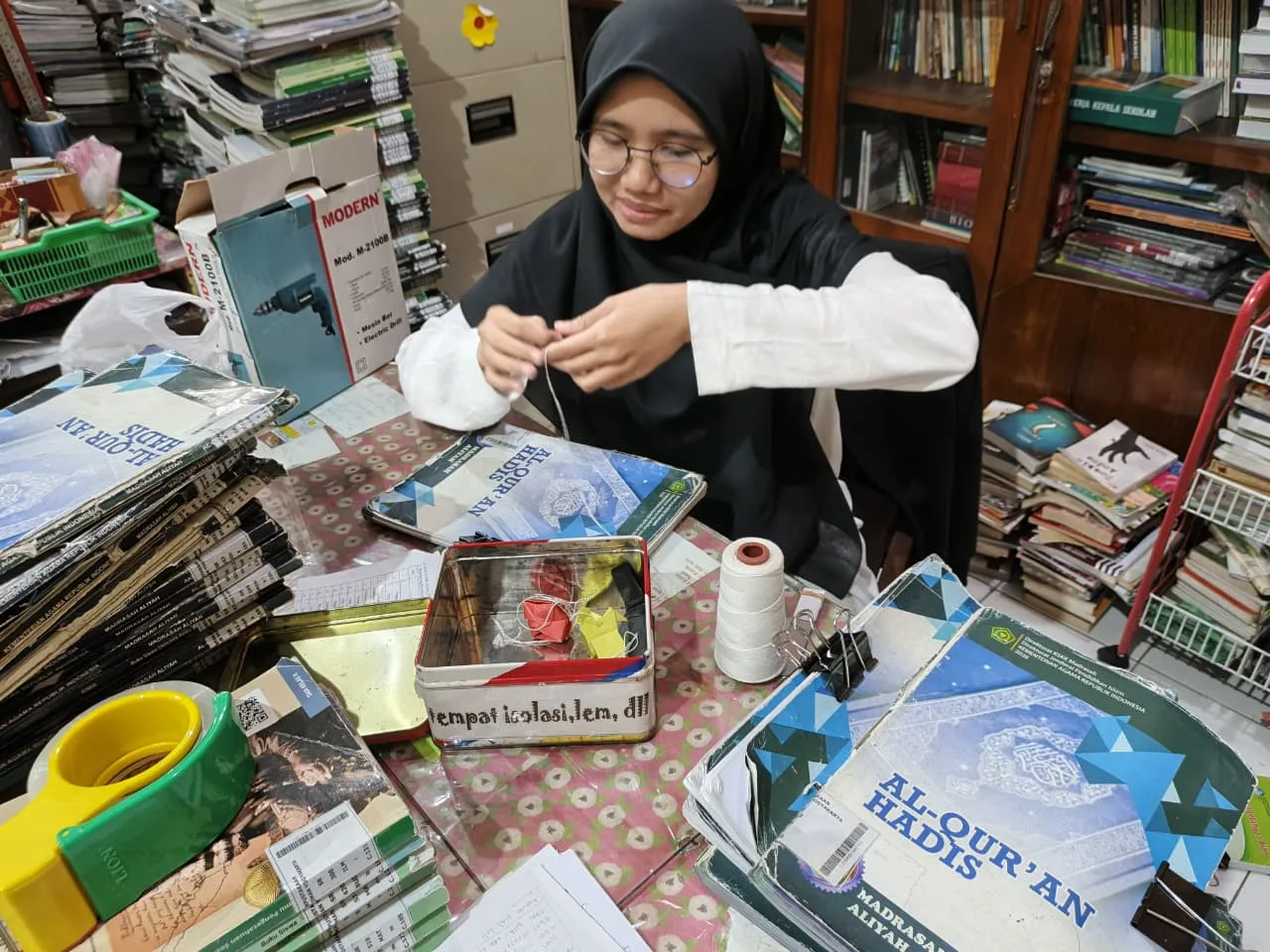 Tim Perpustakaan MAN 3 Sleman Lakukan Preservasi Buku Paket, Pemeliharaan Koleksi Berkelanjutan